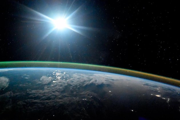 Ночная планета Земля в лунном свете и сиянии Авроры. 7 октября 2017
